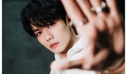 范丞丞最新狗仔爆料图片,街头时尚造型引热议