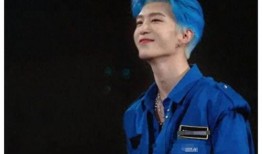 范丞丞最新狗仔爆料图片,街头时尚造型引热议